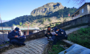 行走在怒江大峡谷边境线上的“背包警务”服务队
