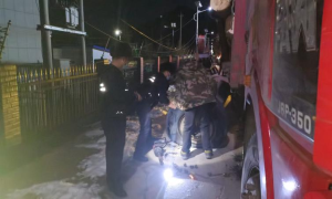 前哨边境检查站寒夜紧急救援爆胎重型货车