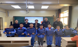 长白边境管理大队开展“关爱困难儿童 真情温暖人心”爱民实践活动
