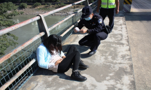 鲁掌边境派出所民警救助一名晕倒女子