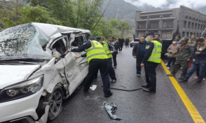 突发车祸 民警及时救助