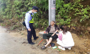 峒中边境派出所民警救助摔伤老人
