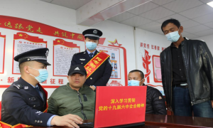 阿布都拉边境民警深入辖区宣讲十九届六中全会精神