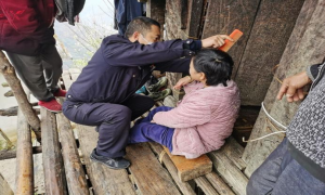 上门办证，让“窗口”跟上走访的脚步