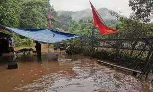 浸泡在河水中的执勤点