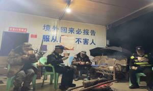 热心大姐寒夜送“热包子和热汤”  温暖边境卡点执勤人员
