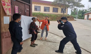 民警上门为90岁老人补办身份证