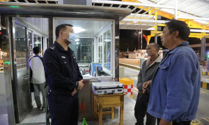 熊孩子逃学被警察叔叔发现