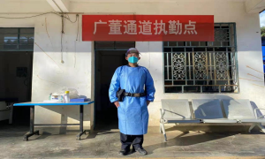 “藏青蓝”没有深浅 “抗疫路”不分你我