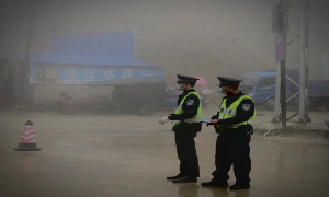 雨中守路人