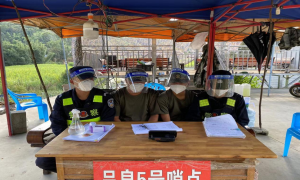 警察蜀黍客串“网红”开直播 这波操作有点暖心