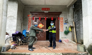 “缉枪治爆”宣传到位 群众主动上交两支火药枪