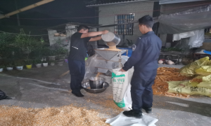 助农秋收暖人心 警民一心鱼水情