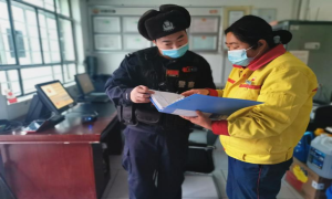 喀拉也木勒边境派出所对辖区企事业单位进行检查