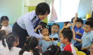 皇岗边检站执勤十三队开展“移民警察进校园 党史知识入童心”主题活动
