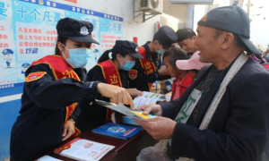 边境小镇街子天 移民警察“摆摊”忙！