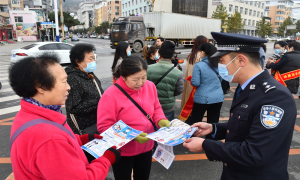 临江边境检查站联合驻地银行开展反诈骗反假币主题宣传活动