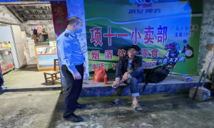 事小情暖 民警深夜救助一流浪到边境的老人