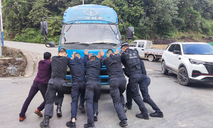 货车故障熄火堵路 民警合力推车解困