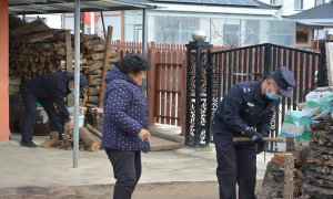 延边勇化边境派出所民警劈柴送暖举动获赞扬