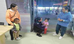 上江边境派出所一晚连续救助两名走失小孩