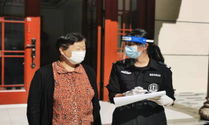 群众亲切地喊她“红姐”