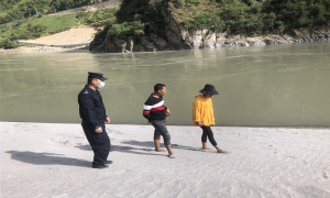 江边开心玩泥沙 民警现身除隐患