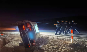 车辆侧翻路边  克州边境民警紧急救援