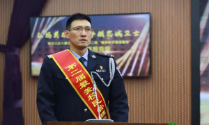 危难坚守铸忠诚