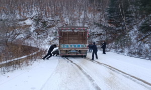 雪天受困 民警紧急救援保出行