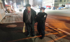老人深夜迷失街头 路人民警联手救助