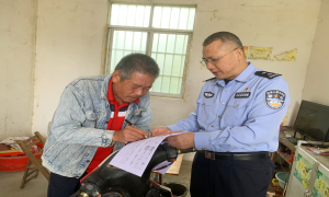 钦州出入境边防检查站到“联镇包村”活动联系点进行走访活动