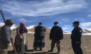 两人失联 阿里班公湖边境派出所民警翻山越岭搜救7小时