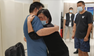 阔别7年终相拥