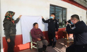 户籍民警小举动 主动为留守老人上门办理身份证暖民心