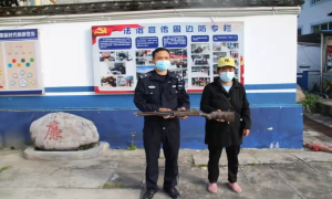 法制宣传入人心 群众主动上交枪支
