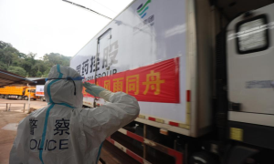 磨憨出入境边防检查站“零等待”验放我国援助老挝国防疫物资