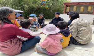 普兰出入境边防检查站进村庄宣讲党的十九届六中全会精神
