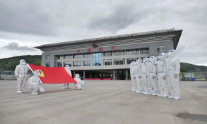 他的哭声瞬间让国门抗疫民警“破防”