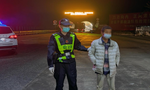 惊险！移民管理警察高速路上紧急救助精神病患者