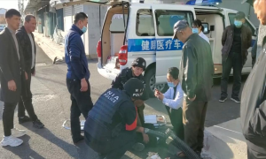 老人醉酒摔倒 民警迅速救助护其周全