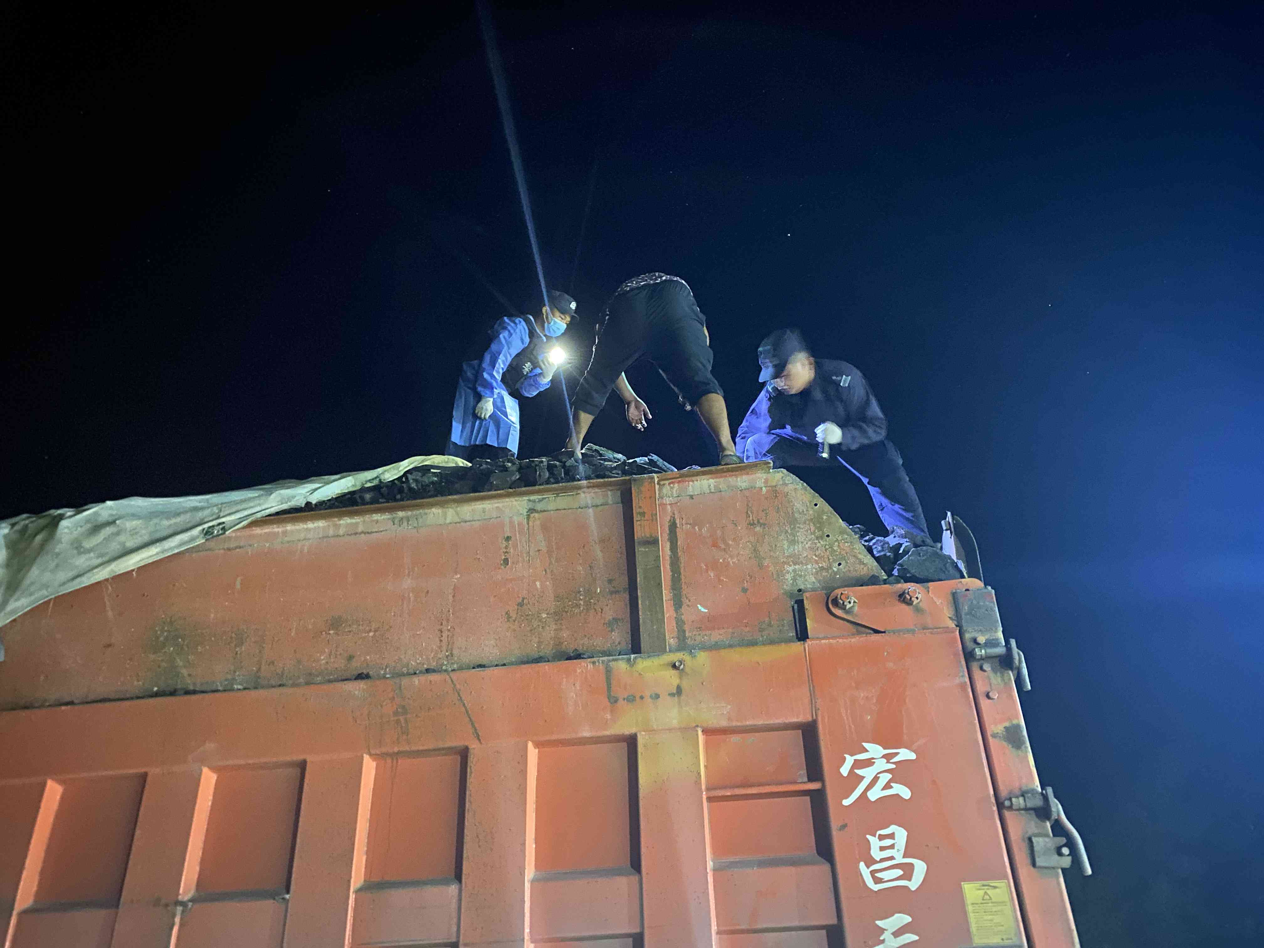 图5为民警检查过往货物.jpg 图5为民警检查过往货物.jpg