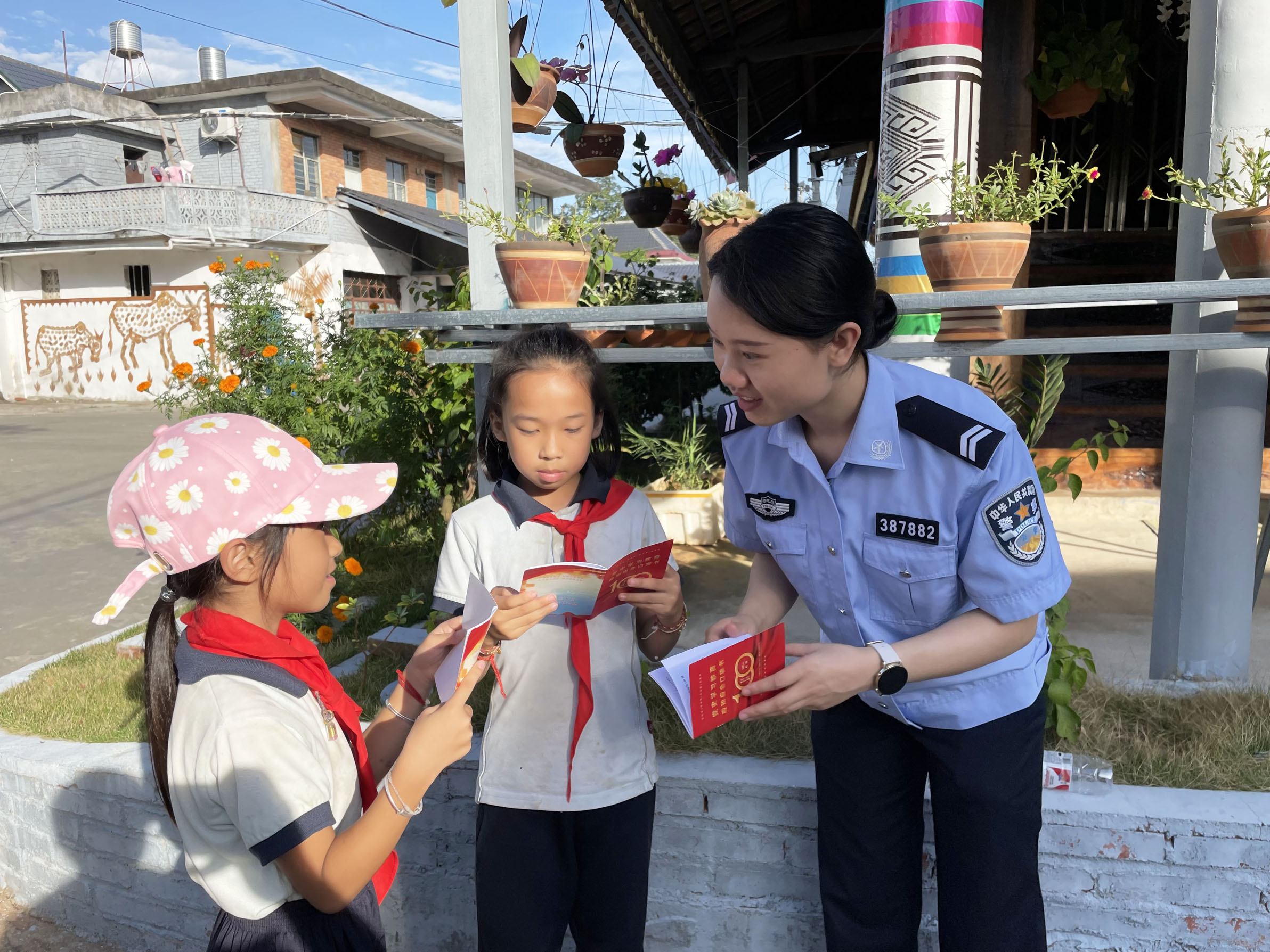 3民警给孩子们讲党史.jpg