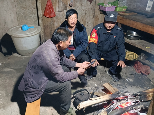 “老李”(右一)在旧的排把执勤点2.jpg “老李”(右一)在旧的排把执勤点2.jpg