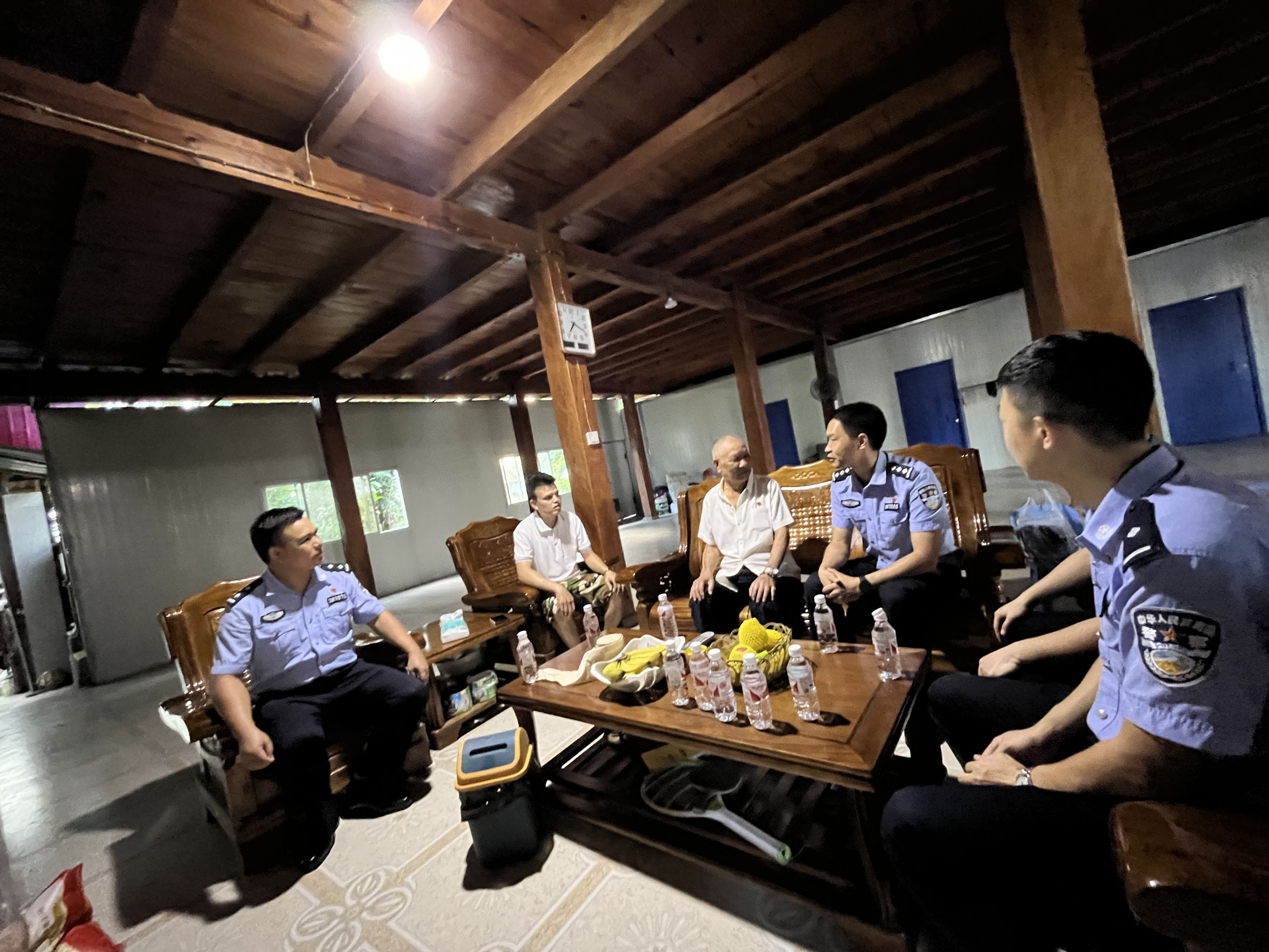 1民警听老党员说党史.jpg