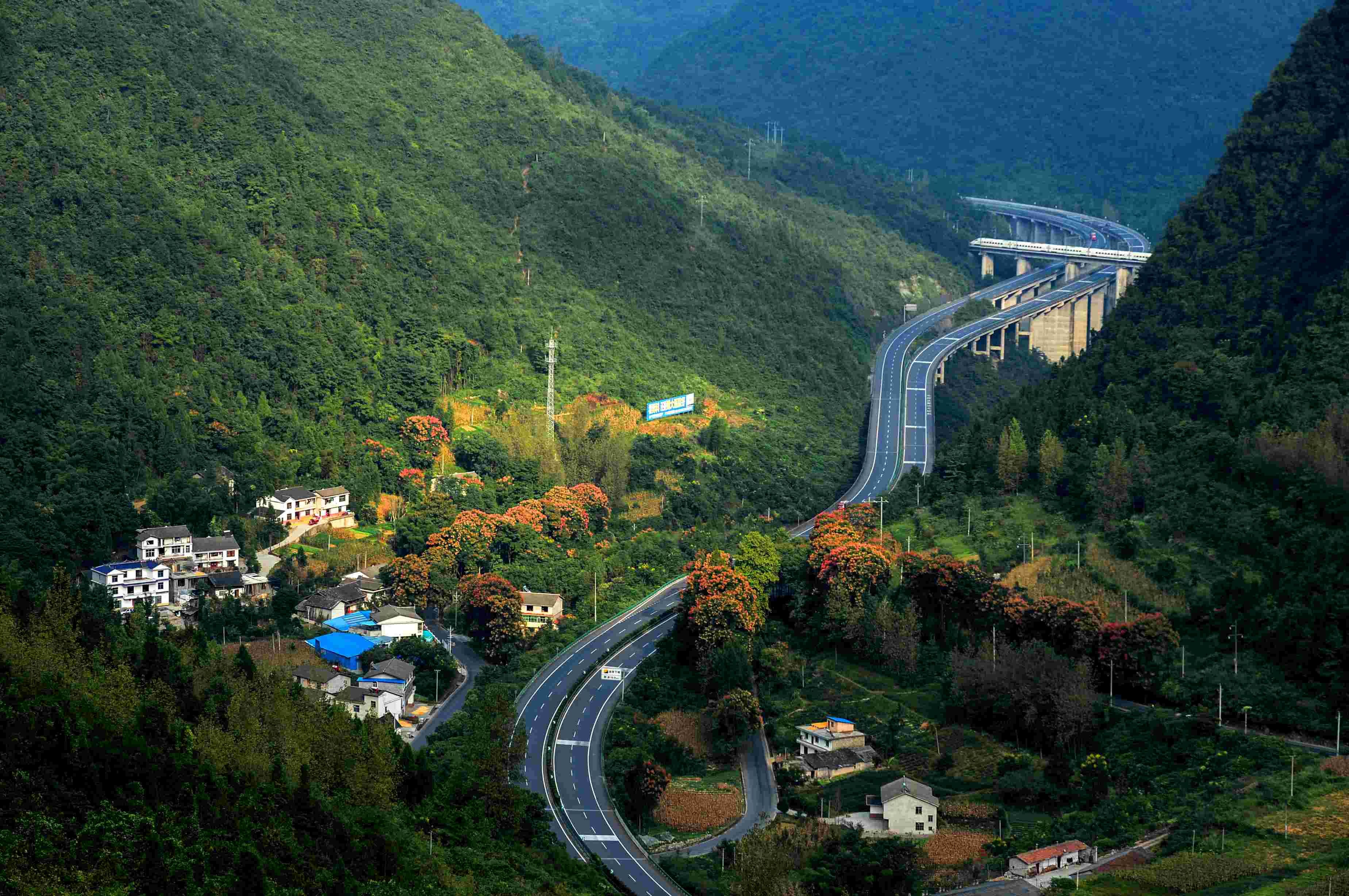 路如“玉带”出深山.jpg