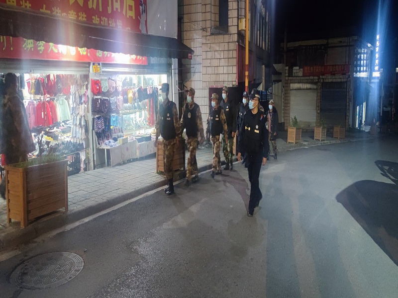 开展夜间巡逻.jpg