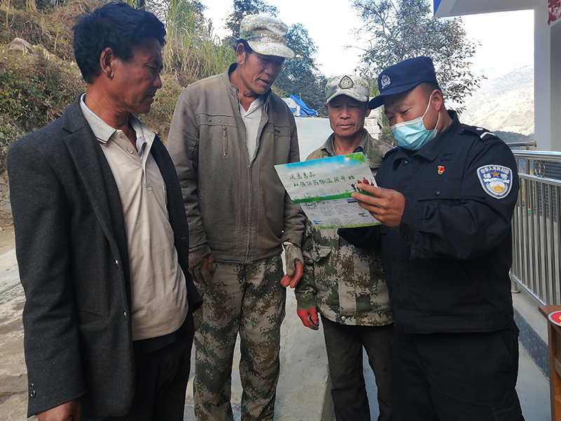 “老李”开展法治宣传.jpg “老李”开展法治宣传.jpg