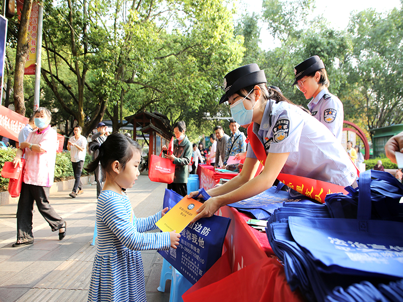 图为普洱边境管理支队开展法律咨询活动.jpg