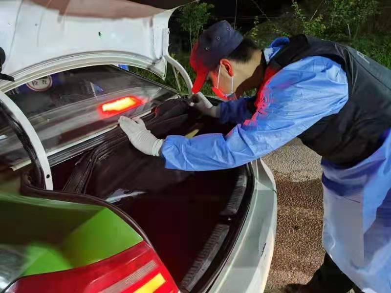 图6为民警检查过往车辆 .jpg 图6为民警检查过往车辆 .jpg